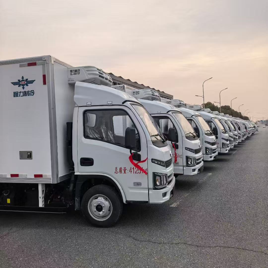 10臺(tái)上汽躍進(jìn)S80柴油冷藏車批量發(fā)車