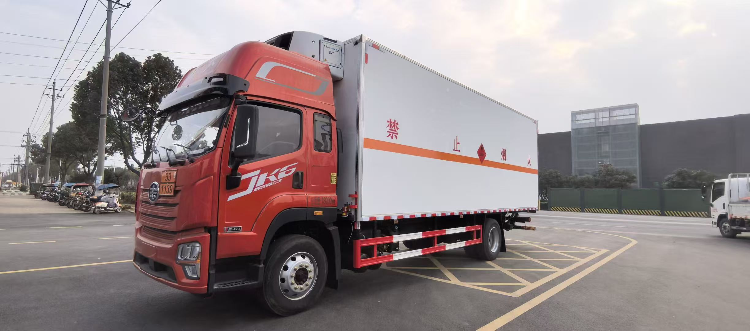 解放JK6帶獨立冷機危險品車