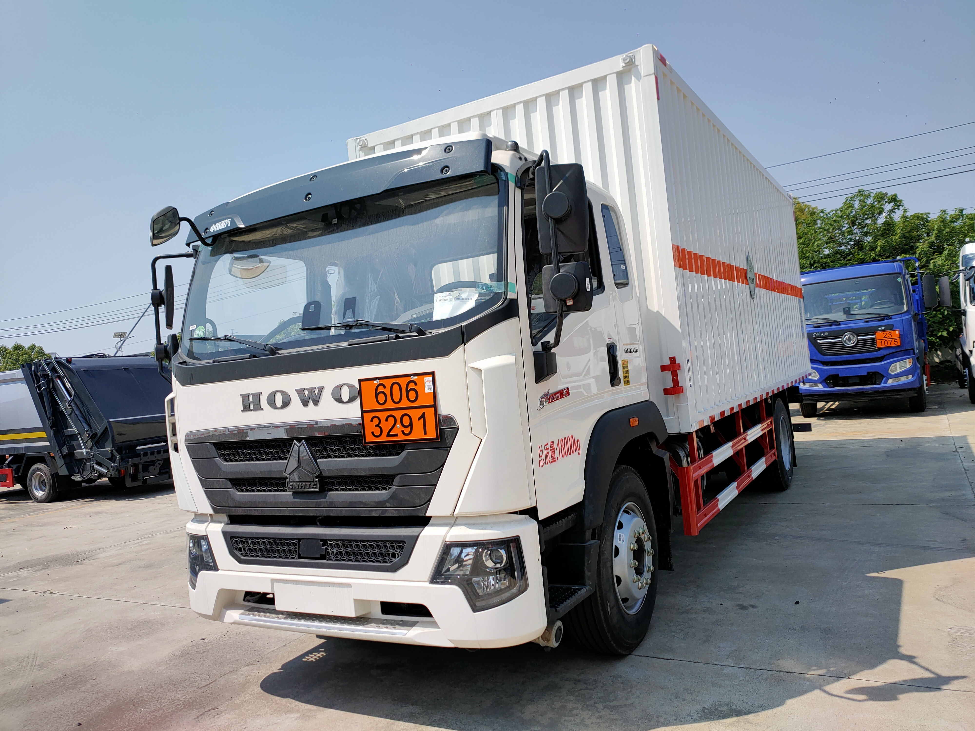 重汽豪沃G5X國六6米8腐蝕品廂式運輸車