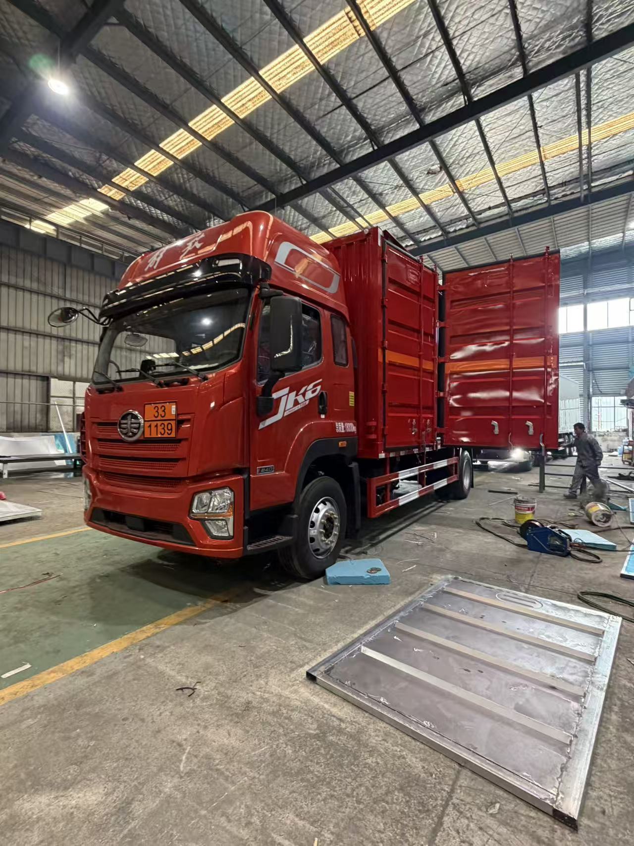 解放JK6帶全開門危險品車