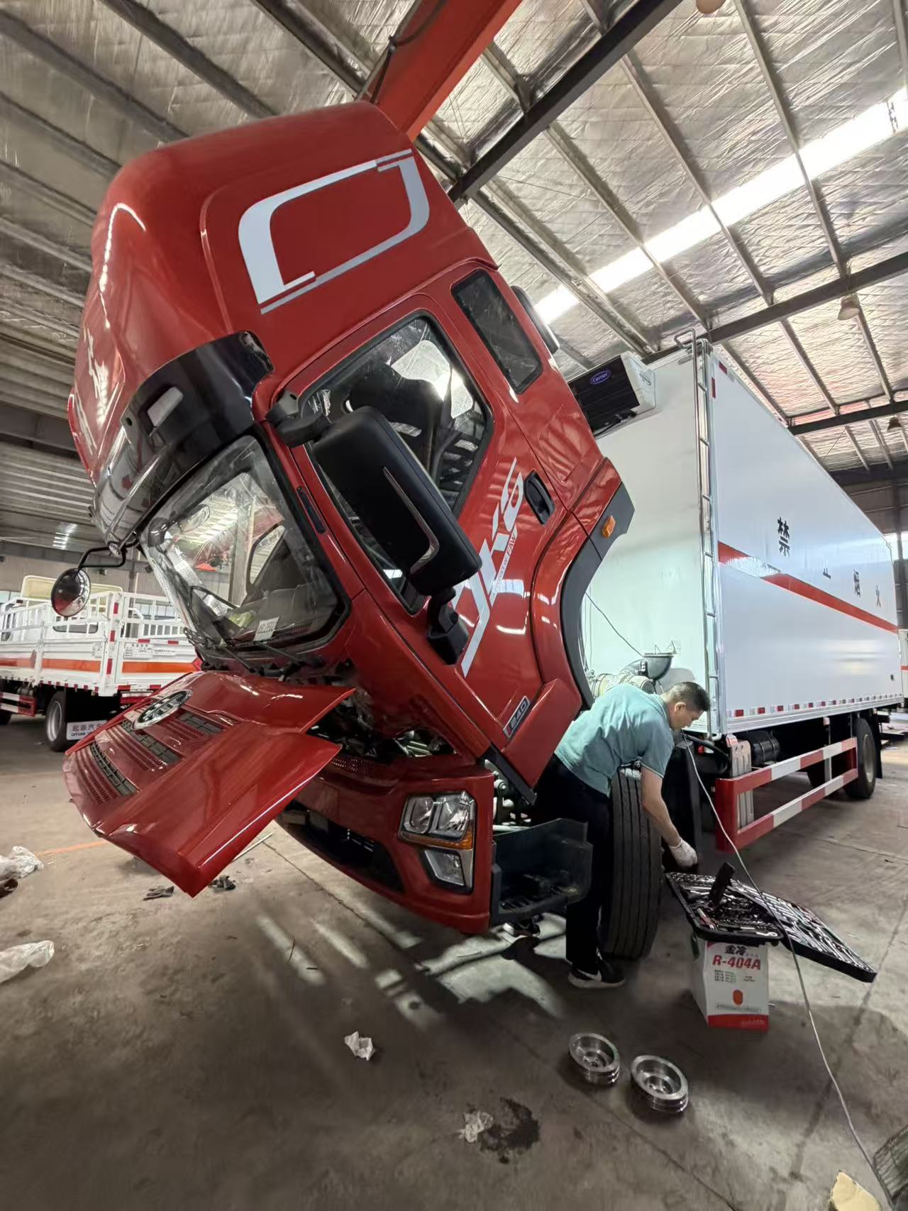 解放JK6國六帶冷機6米8危險品車
