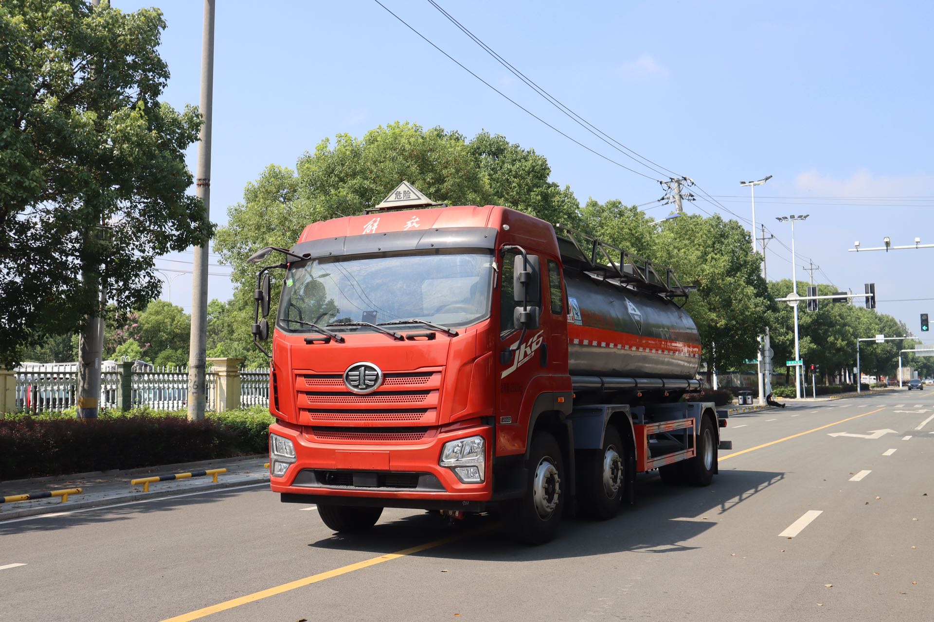 解放JK6小三軸14.6方腐蝕品罐車