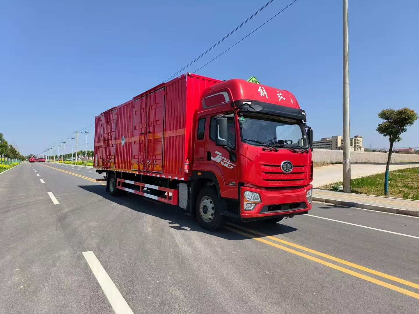 解放JK6國(guó)六6米8腐蝕性物品廂式運(yùn)輸車