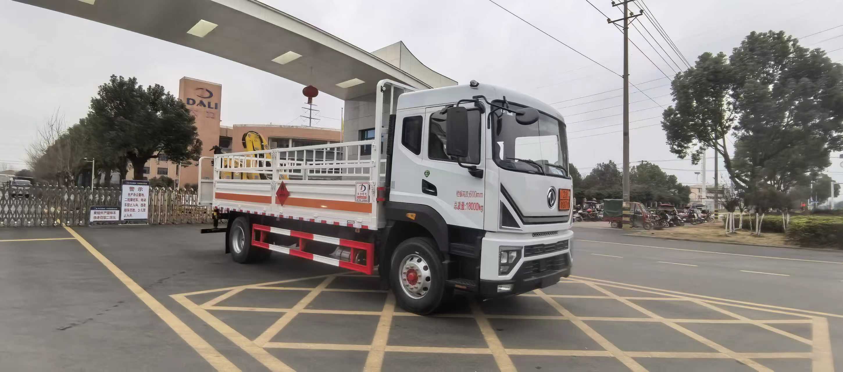 東風D9國六帶后置吊機氣瓶車