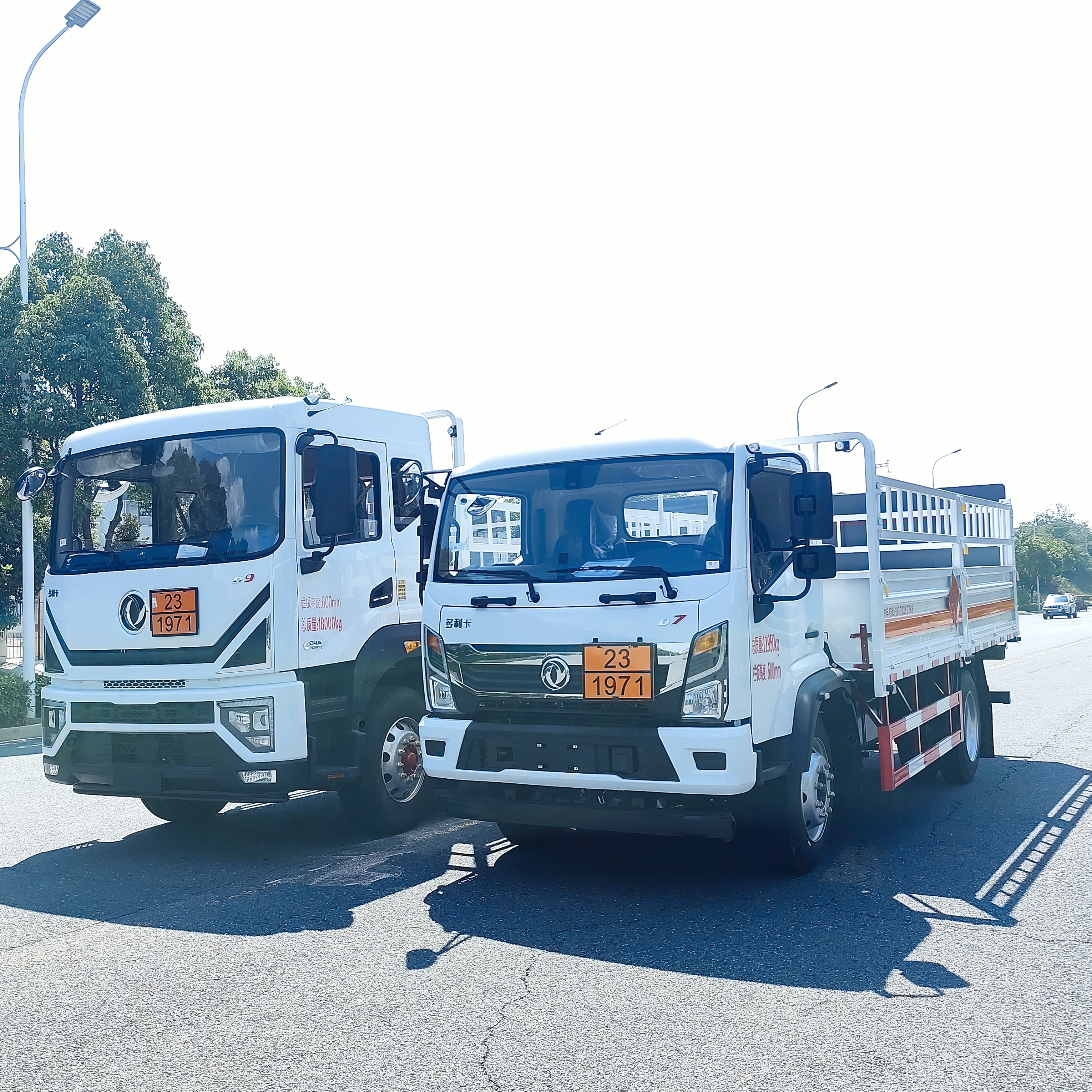 東風多利卡5米2氣瓶車和東風D9國六6米8氣瓶車發車