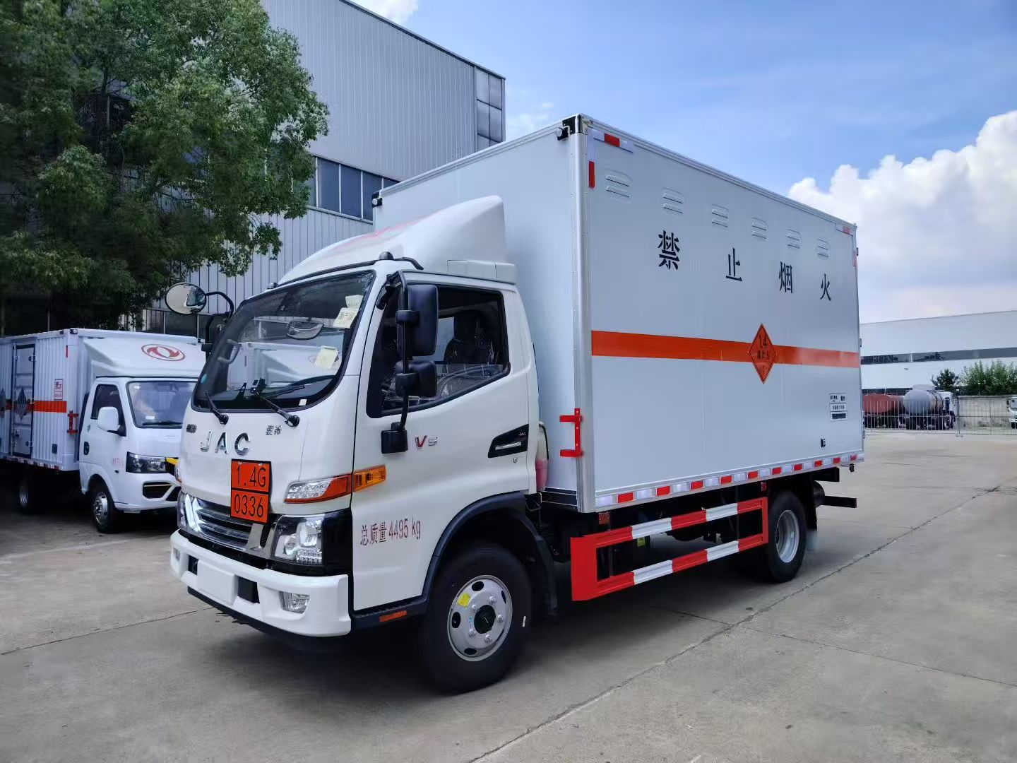 江淮小黃牌4米2易燃液體廂式車