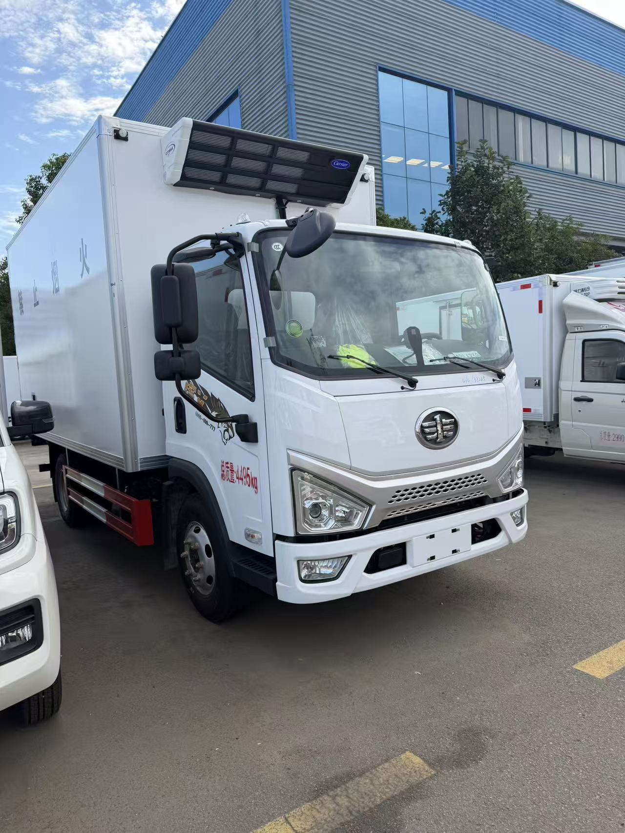  解放虎V國六4米2帶冷機危險品車