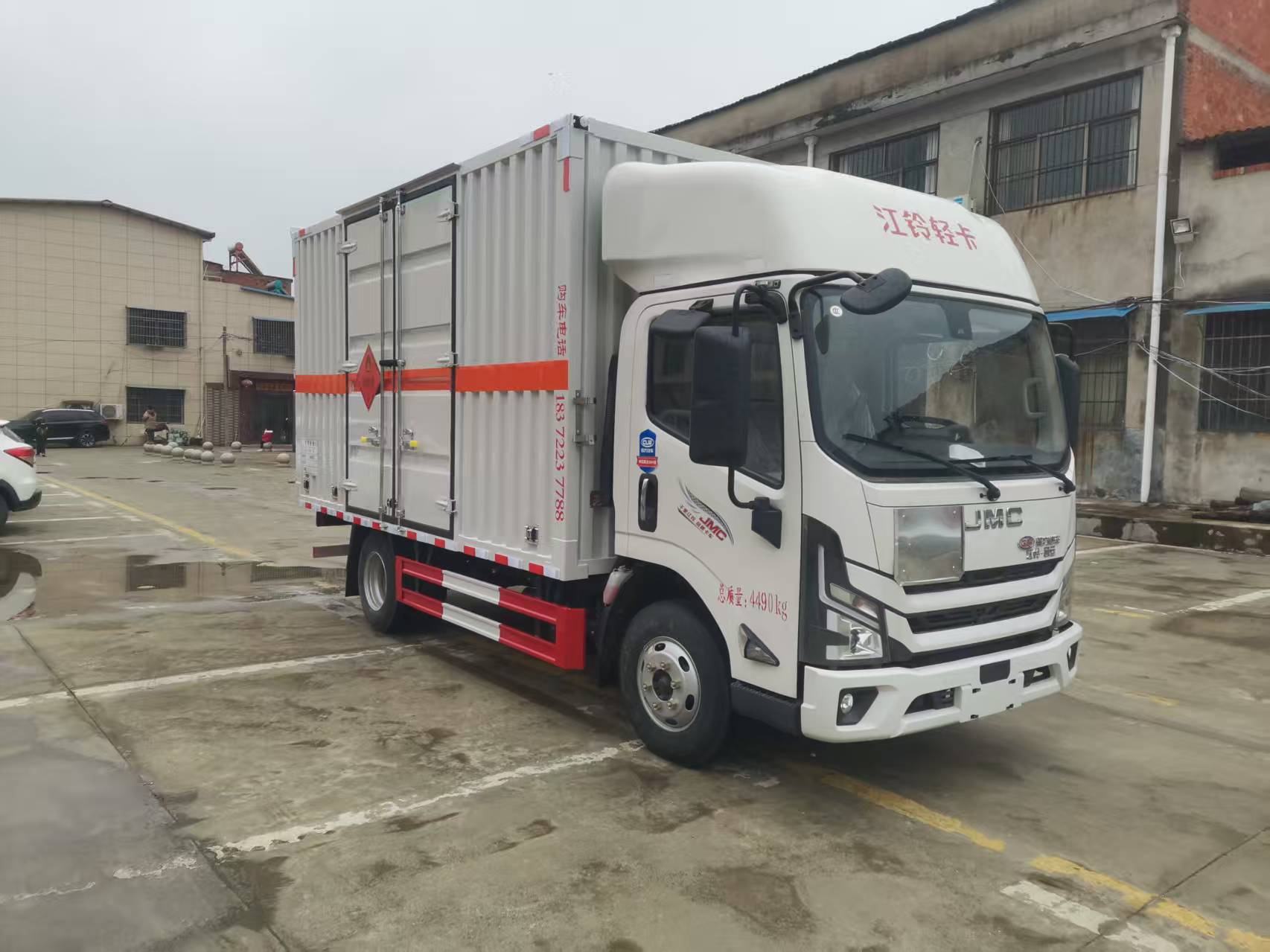 江鈴凱運新規(guī)國六藍(lán)牌4米2易燃?xì)怏w廂式車
