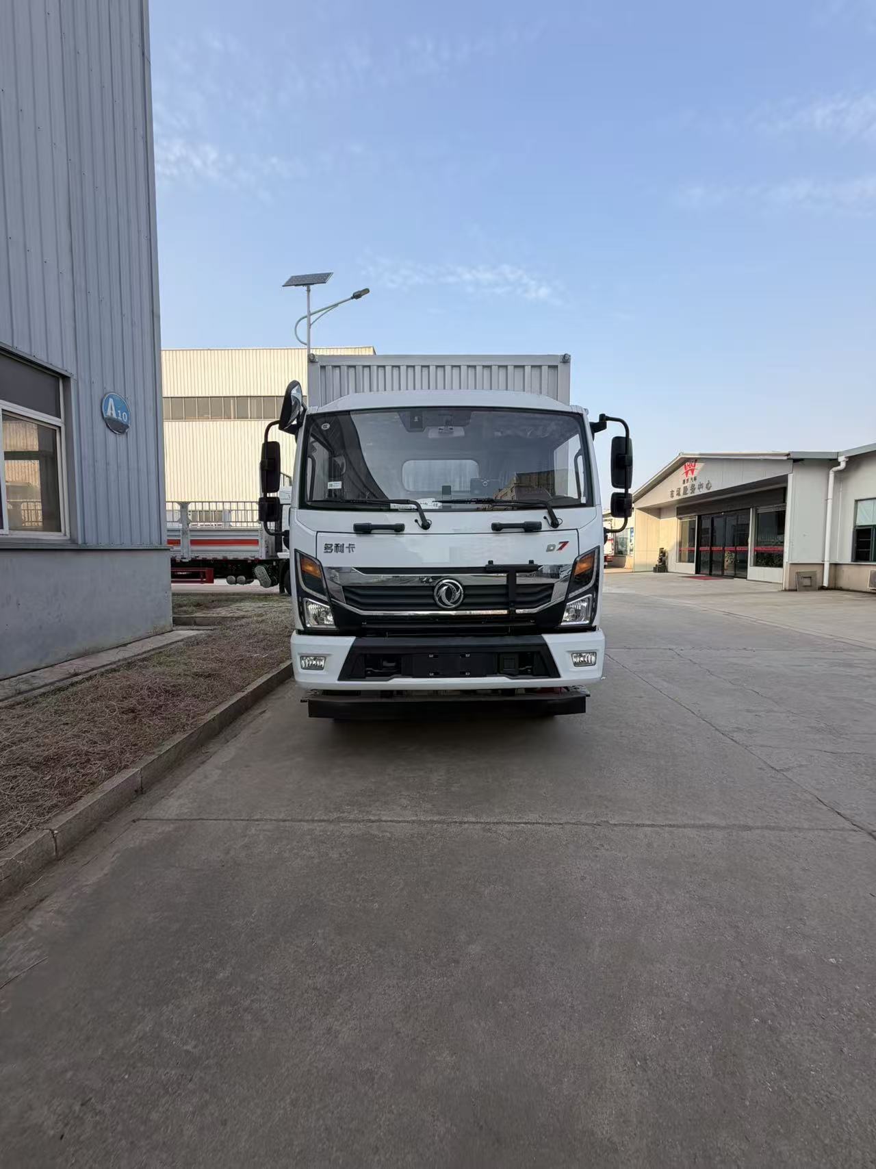  東風(fēng)多利卡210馬力易燃?xì)怏w廂式車