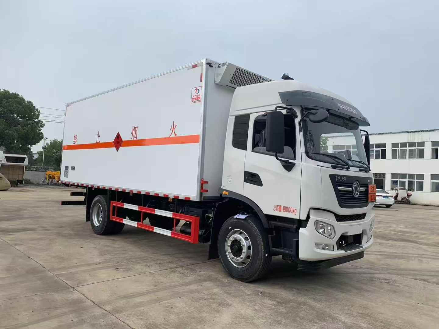 東風(fēng)天錦KR國六帶冷機易燃液體廂式車